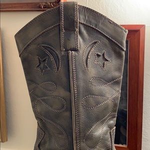 Gray Cowgirl Boots 🌼